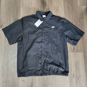 Medium Nike Club Short-Sleeve Oxford Button-Up Shirt Mens Black Loose Fit